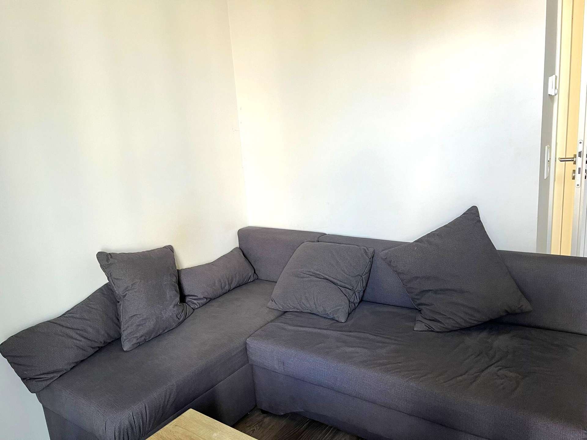 Wohnzimmer mit gemütlichem Sofa