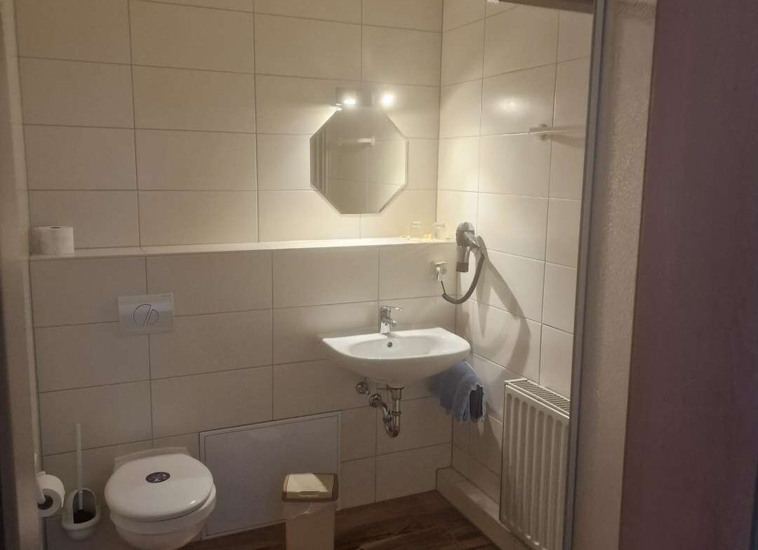 Bad im Pensionszimmer