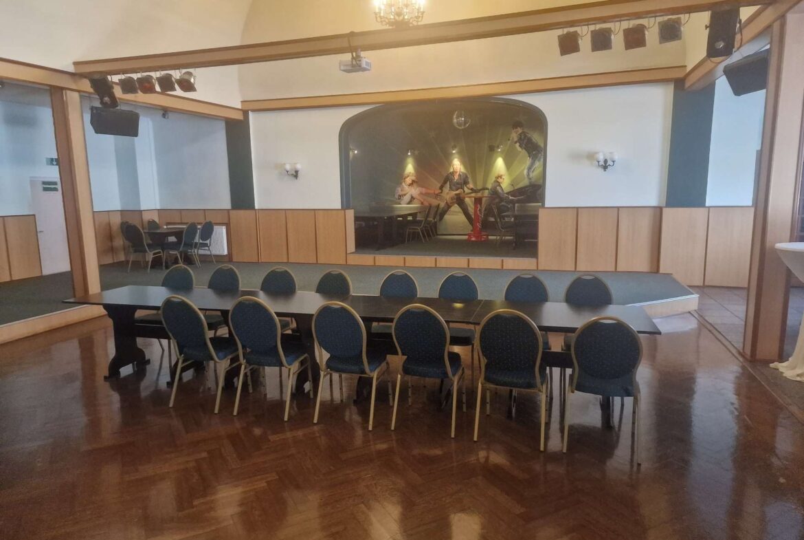 Saal mit Bühne