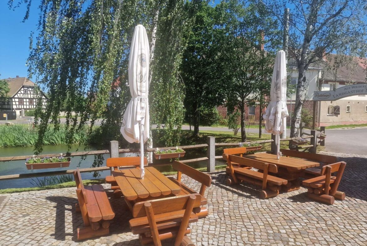 Terrasse mit Sitzplätzen am Teich