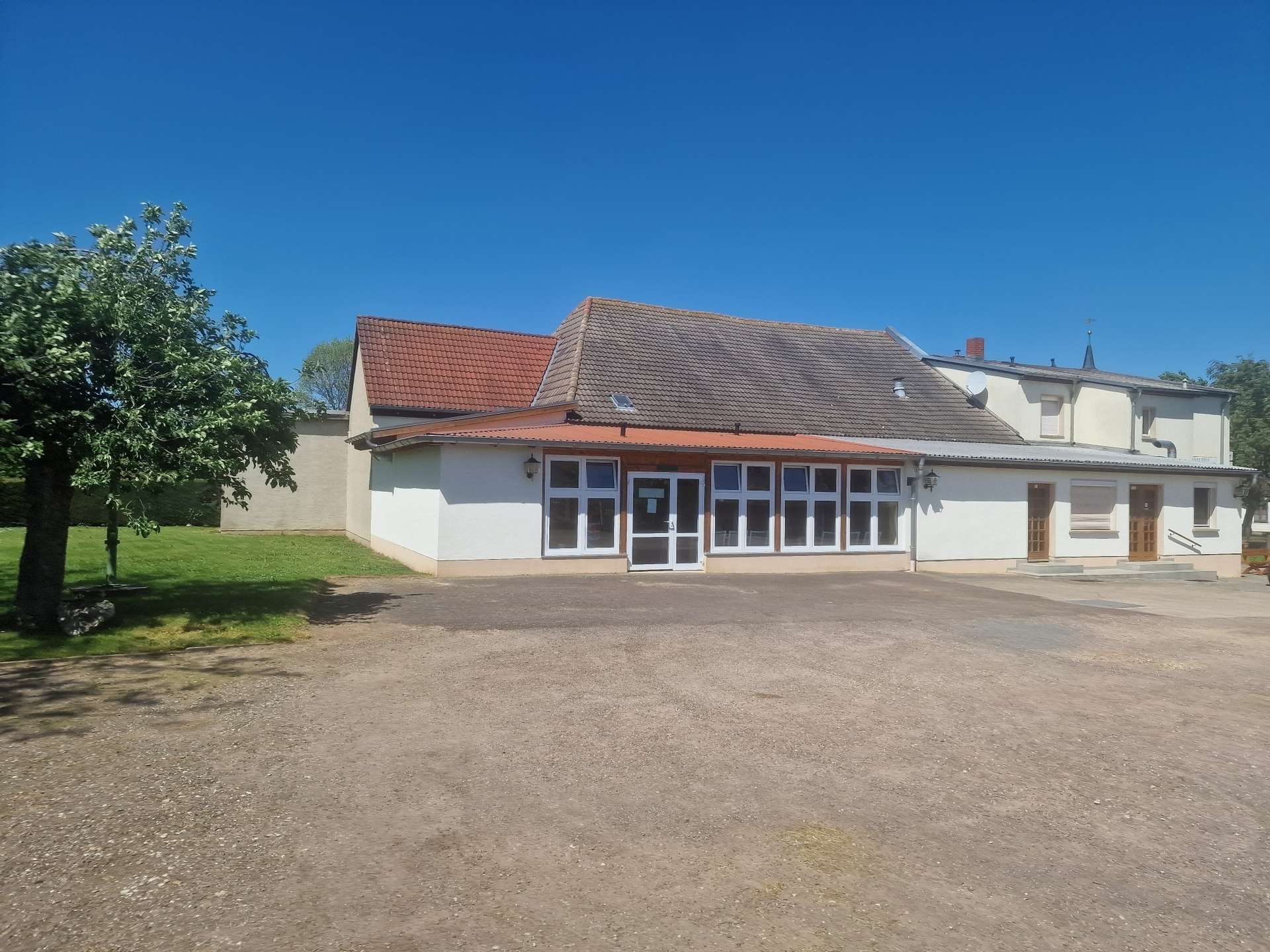 Seitenansicht mit Parkplatz