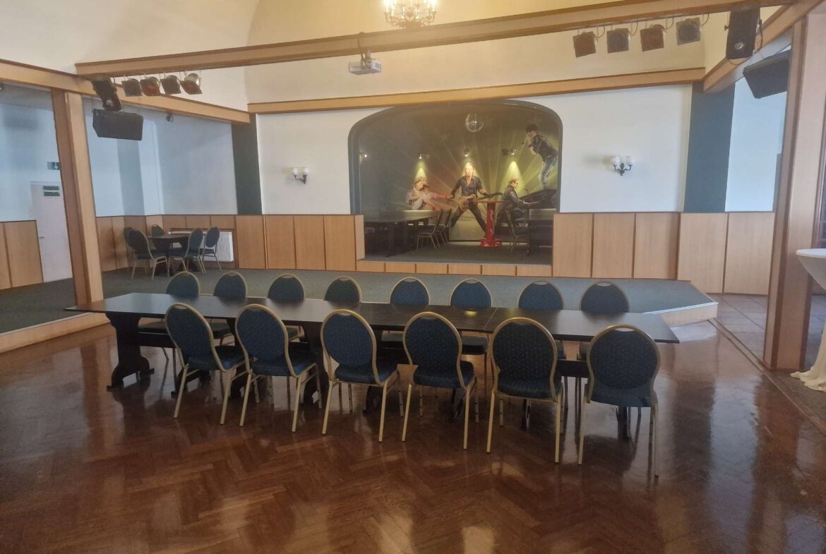 Saal mit Bühne