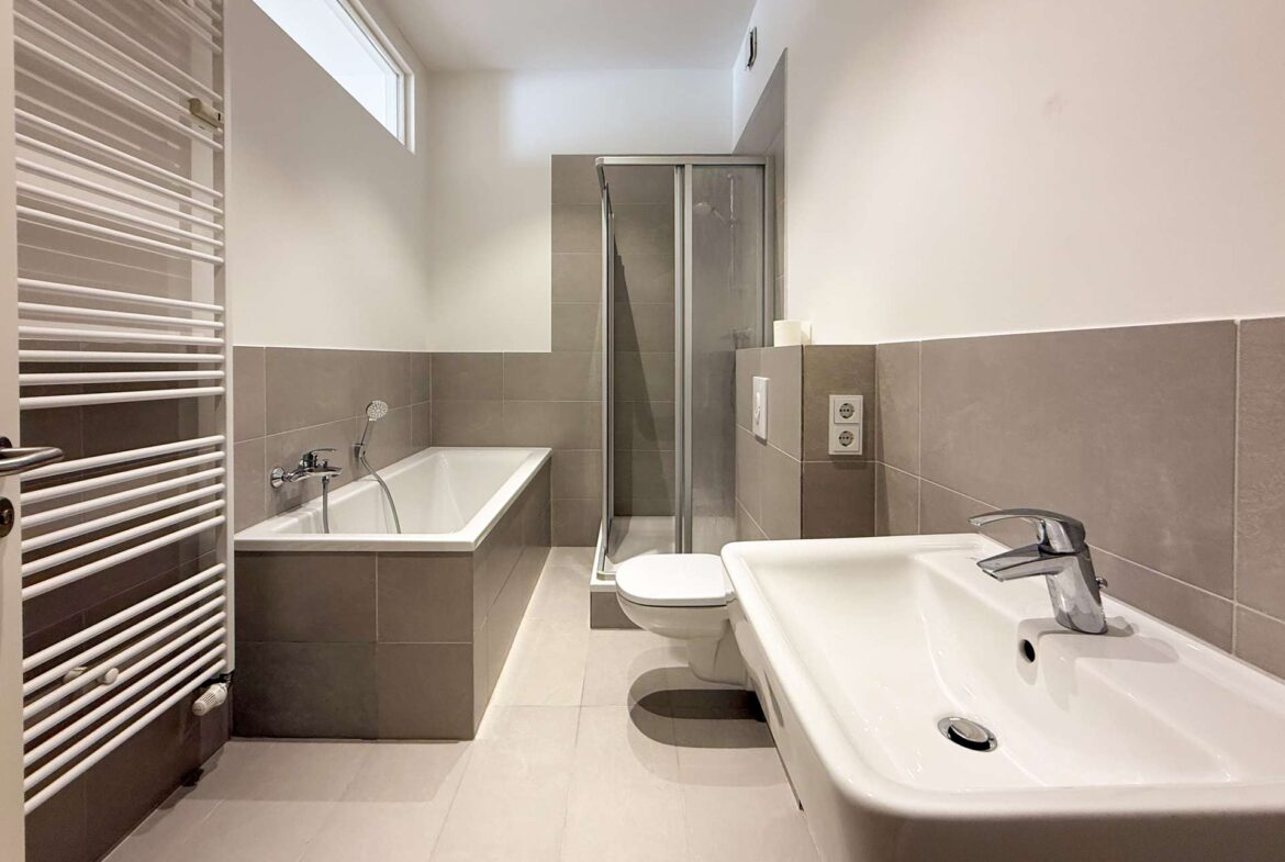 Badezimmer mit Dusche und WM-Anschluss