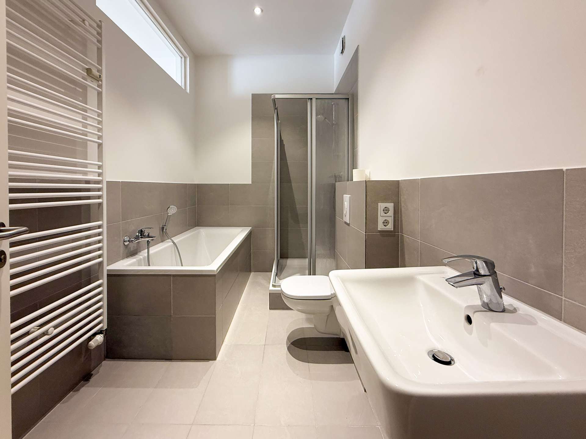 Badezimmer mit Dusche und WM-Anschluss