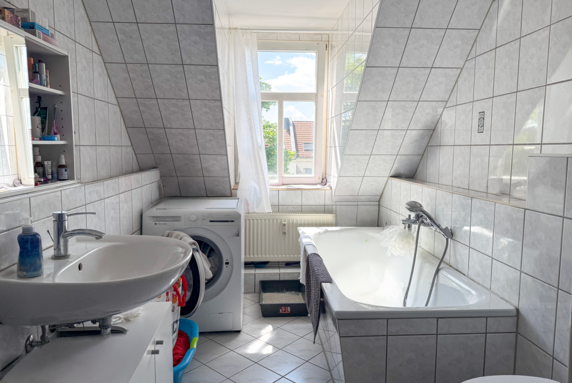 Tageslichtbad mit Badewanne und WM-Anschluss