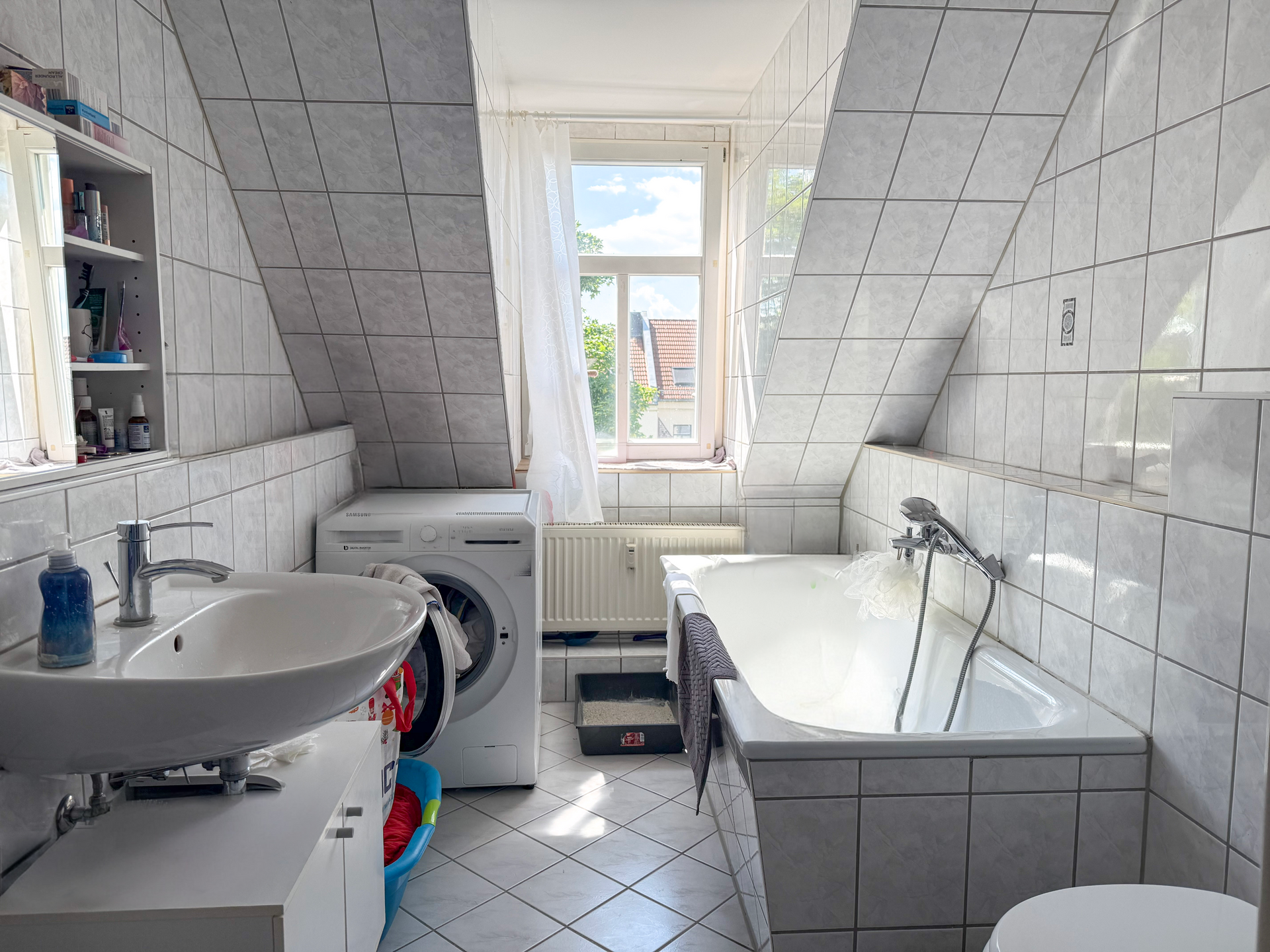 Tageslichtbad mit Badewanne und WM-Anschluss