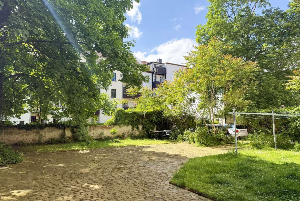 großer Innenhof für Stunden im Freien