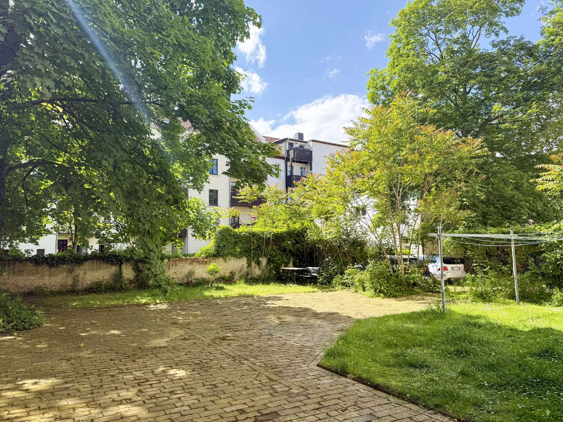 großer Innenhof für Stunden im Freien