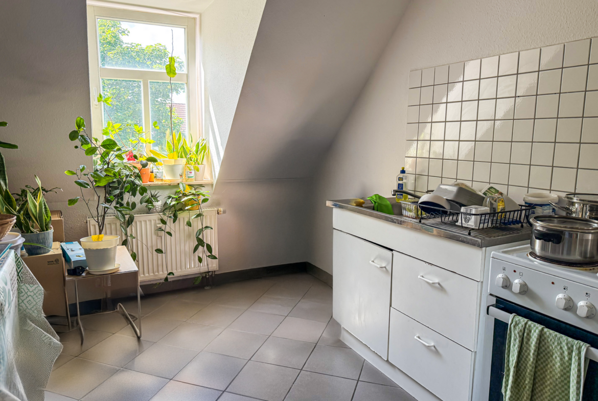 geräumige Küche mit Fenster