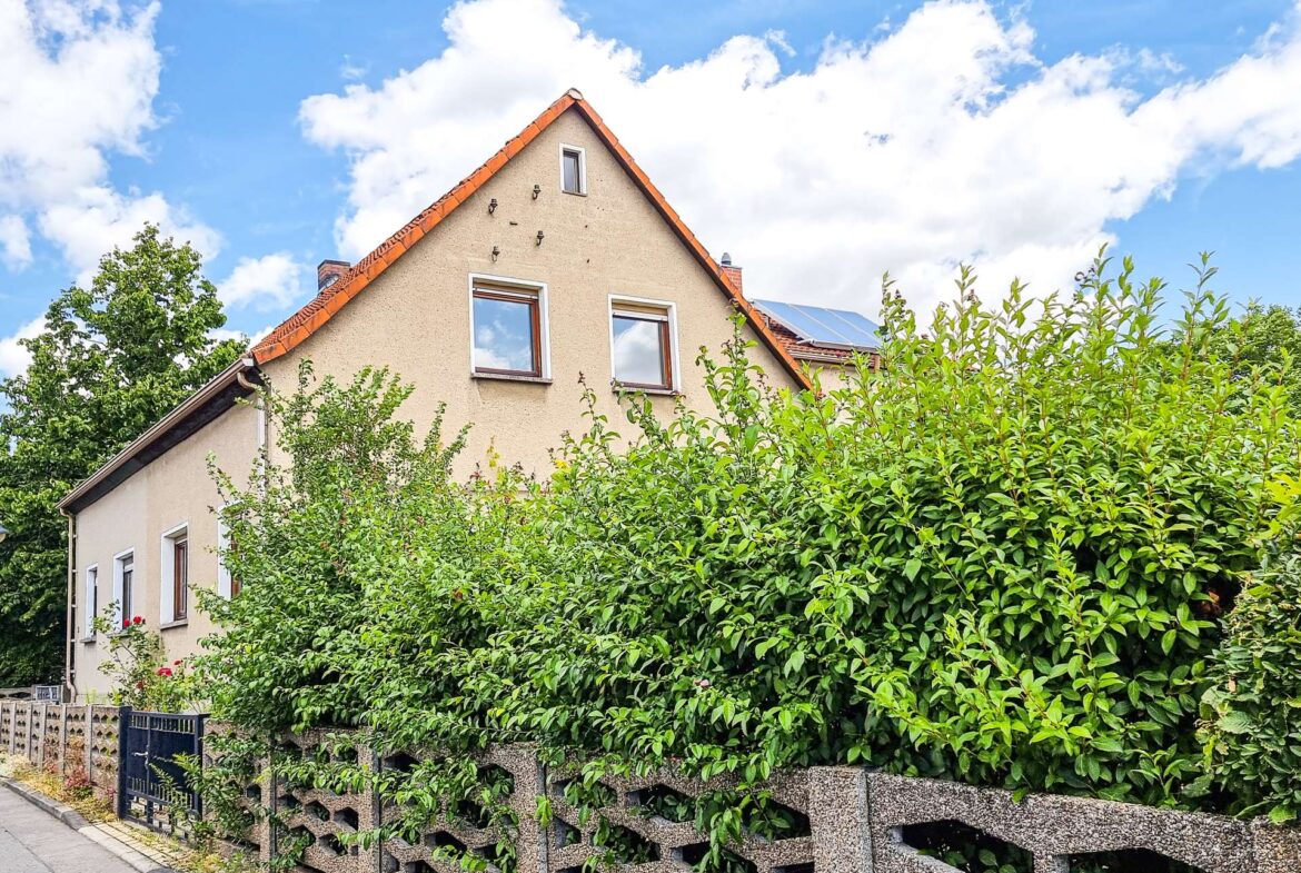 straßenseitige Gebäudeansicht