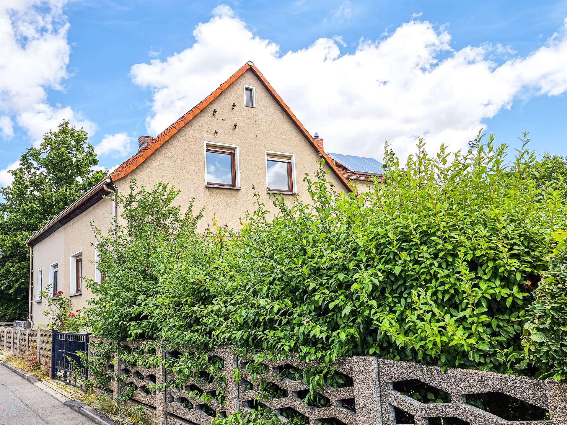straßenseitige Gebäudeansicht