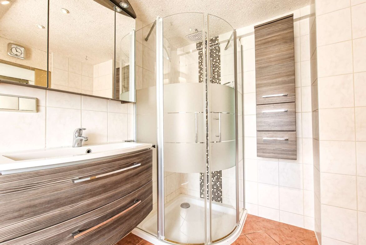 Tageslichtbad mit Dusche