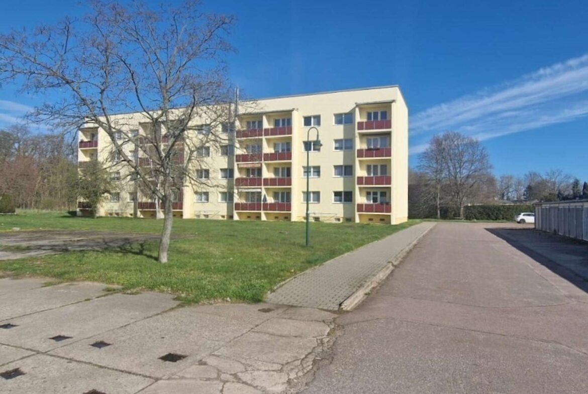 Einfahrt zum Mehrfamilienhaus