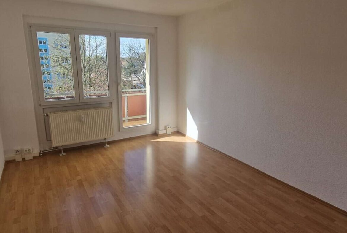 Wohnzimmer mit Balkonzugang