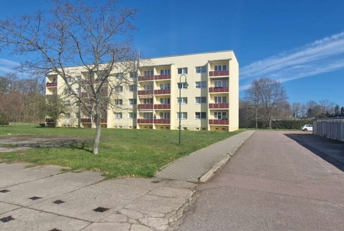 Einfahrt zum Mehrfamilienhaus