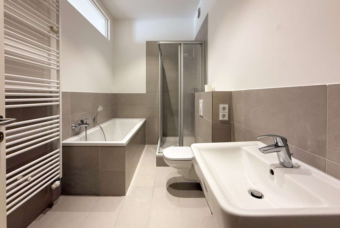 Badezimmer mit Dusche und WM-Anschluss