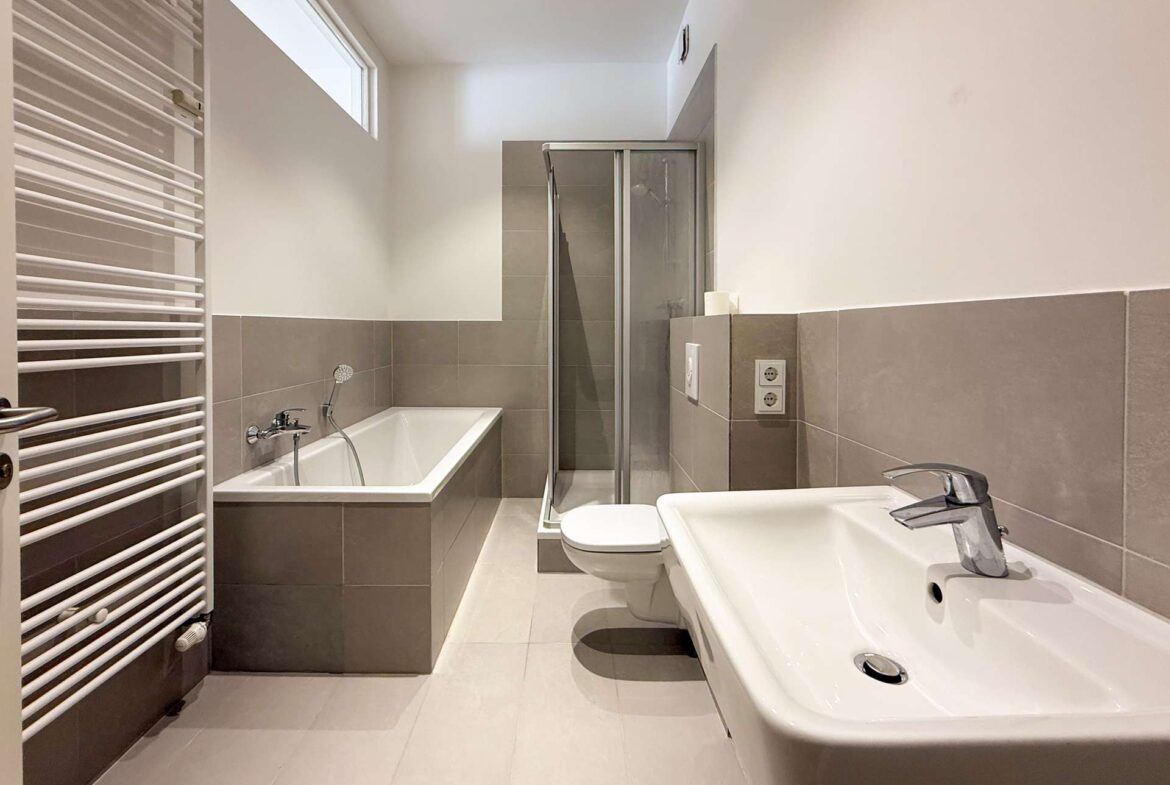 Badezimmer mit Dusche und WM-Anschluss