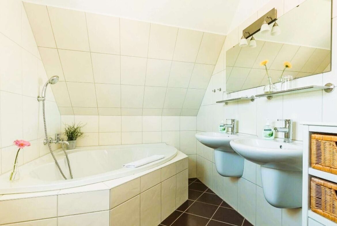 Hauptbad Eckbadewanne WE1