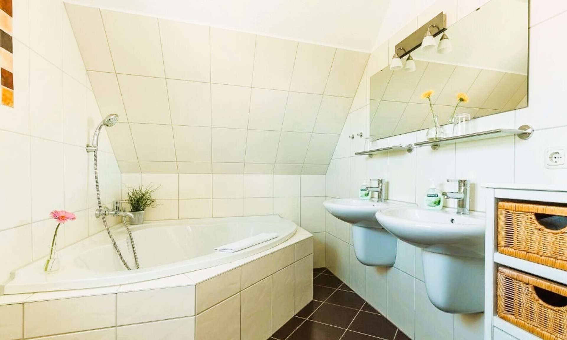 Hauptbad Eckbadewanne WE1