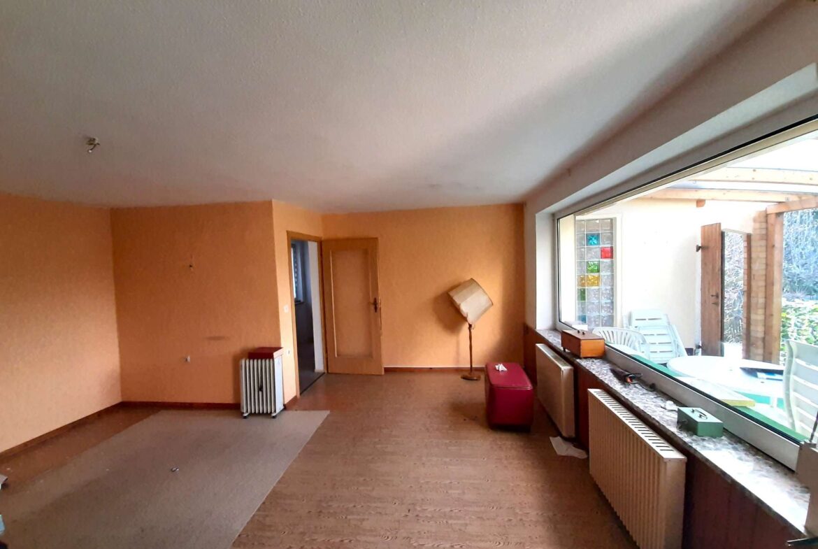 Wohnzimmer mit Panoramafenster