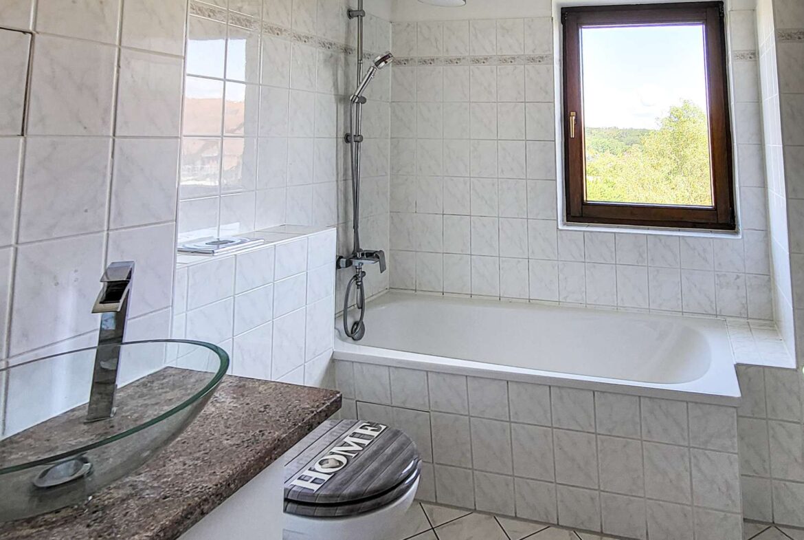 Tageslichtbad mit Badewanne