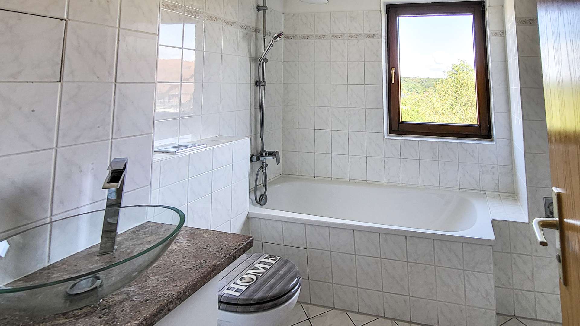 Tageslichtbad mit Badewanne