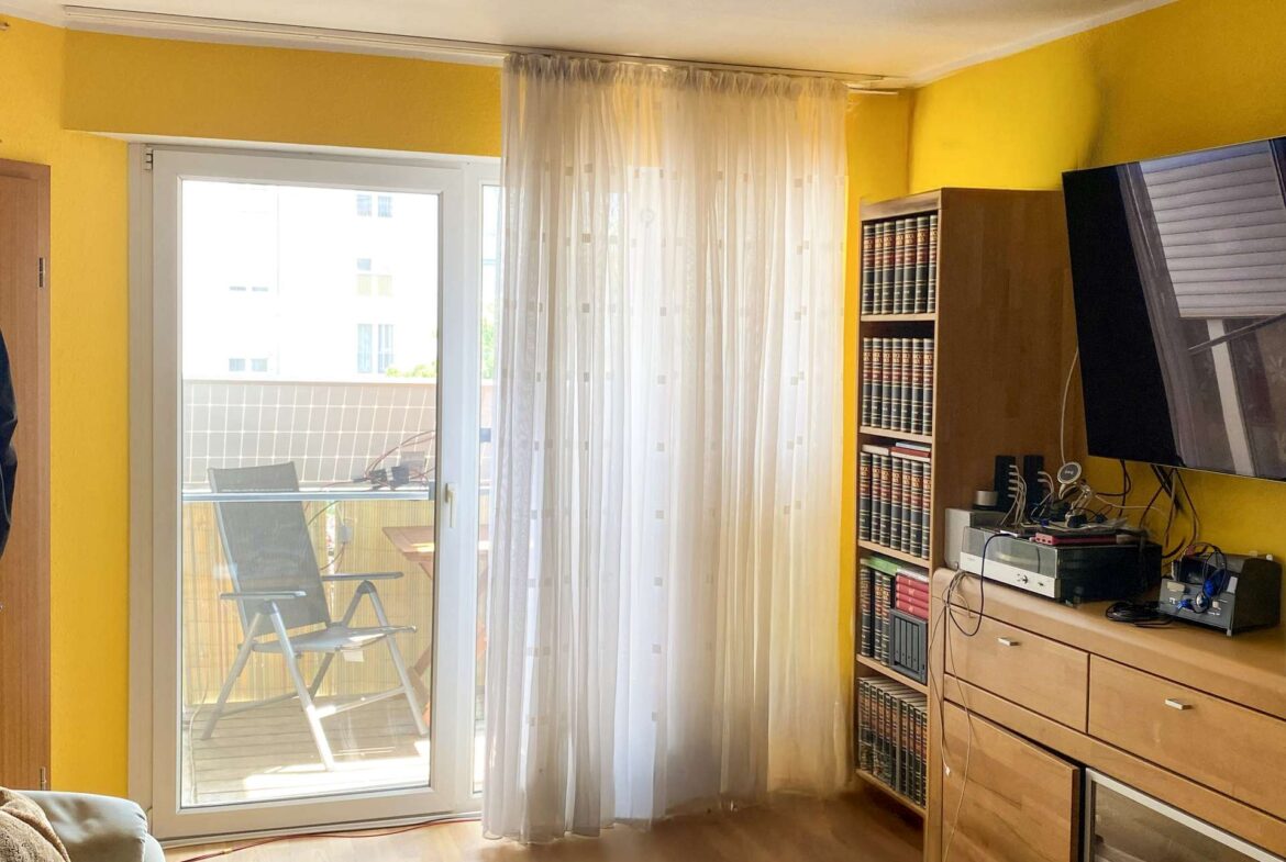 Wohnzimmer mit Zugang zum Balkon