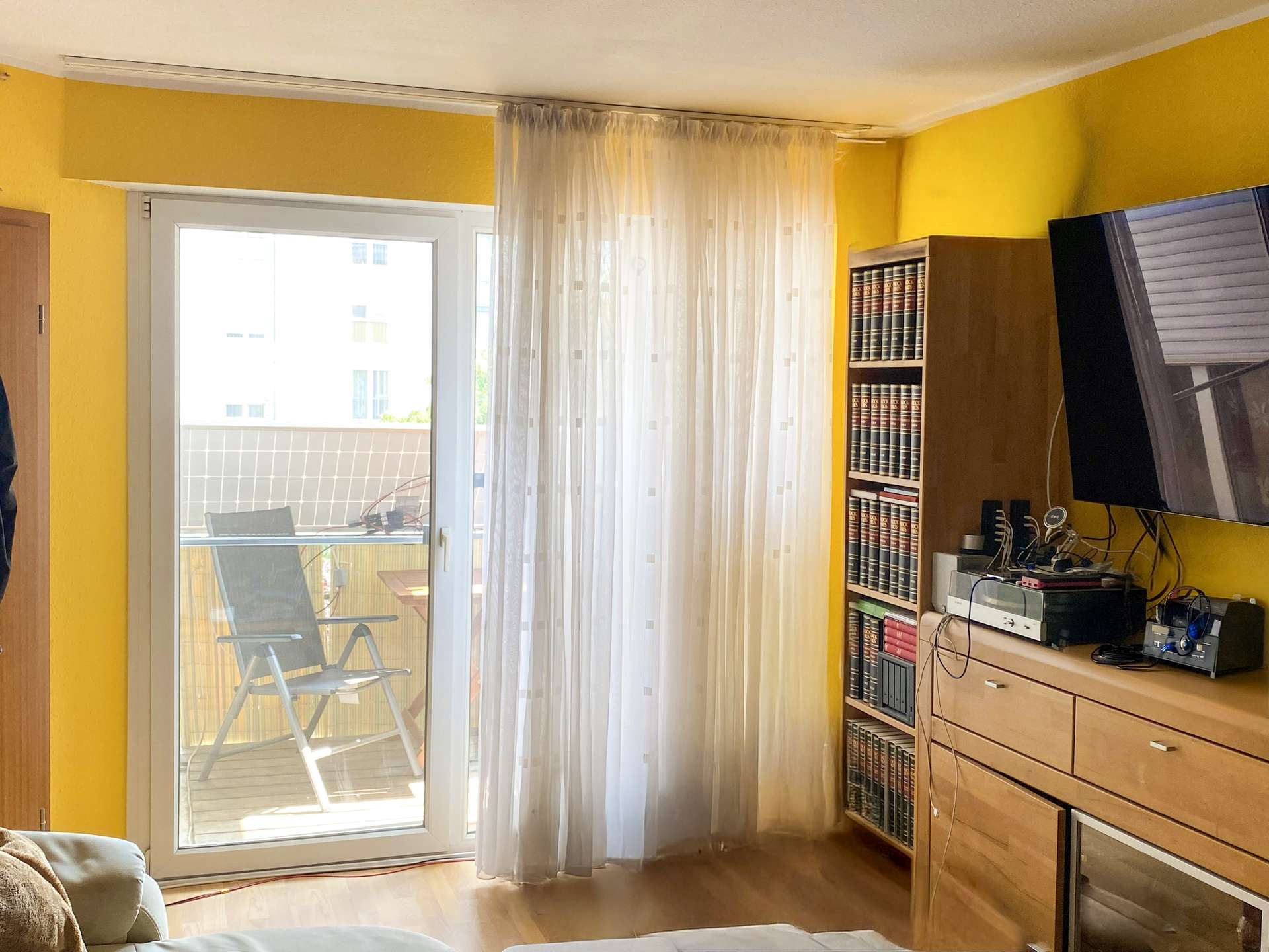 Wohnzimmer mit Zugang zum Balkon
