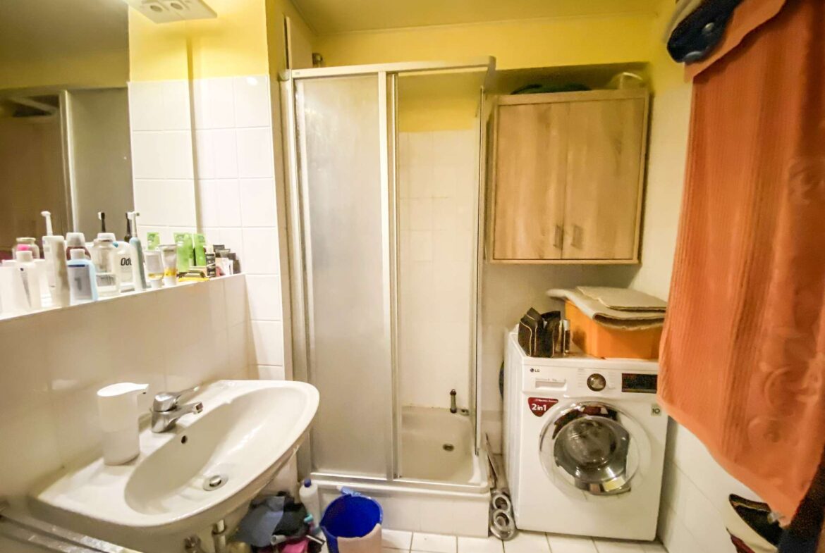 Badezimmer mit Dusche