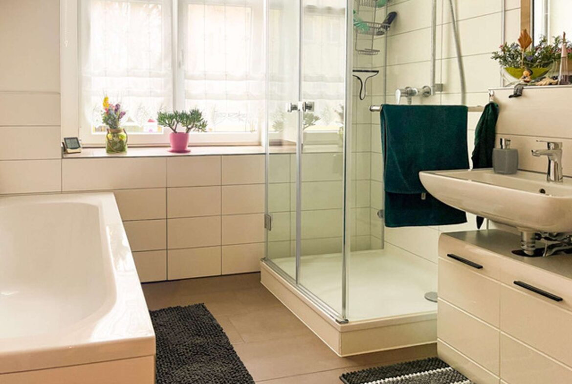 Bad mit Wanne und Dusche