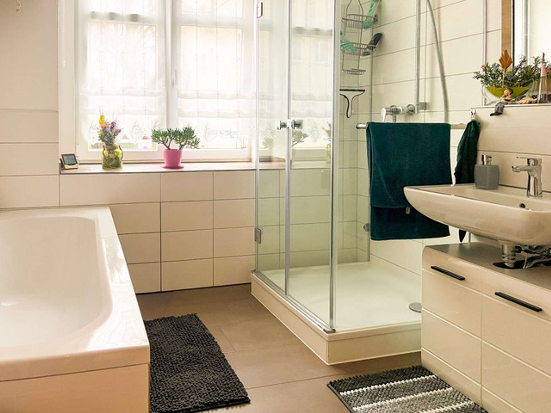Bad mit Wanne und Dusche