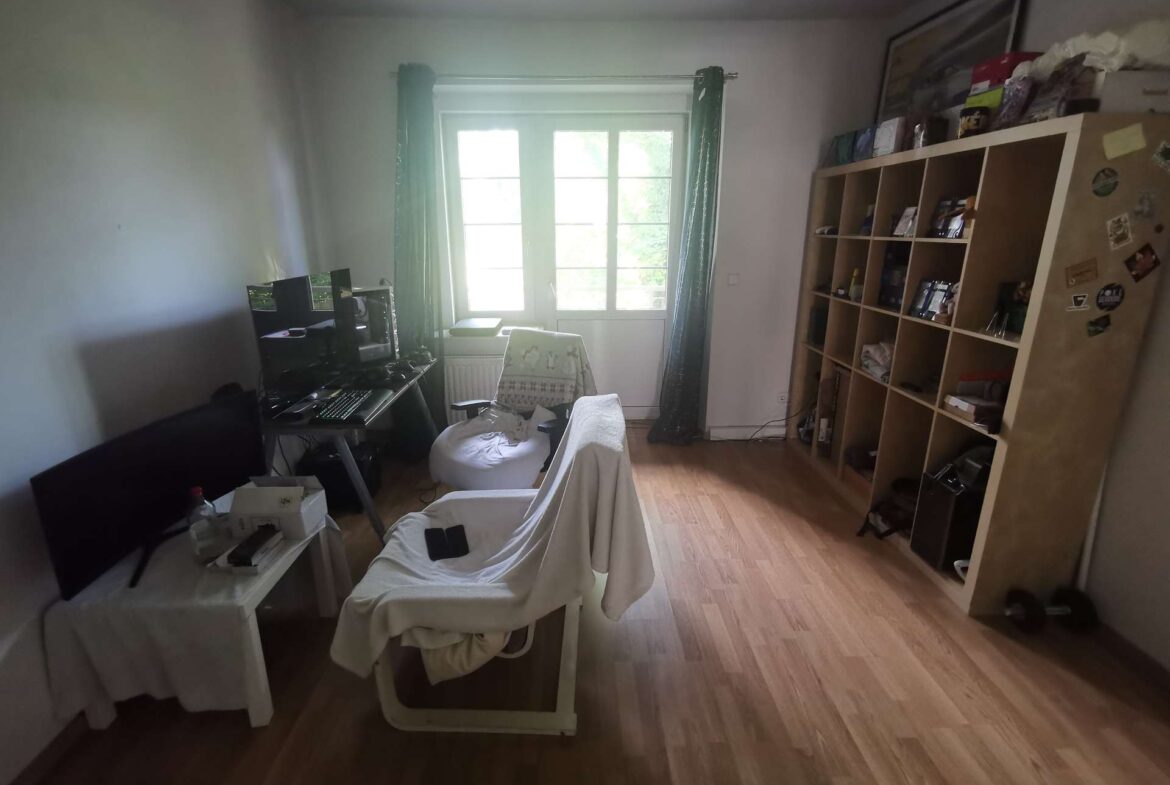 Wohnzimmer mit Balkon