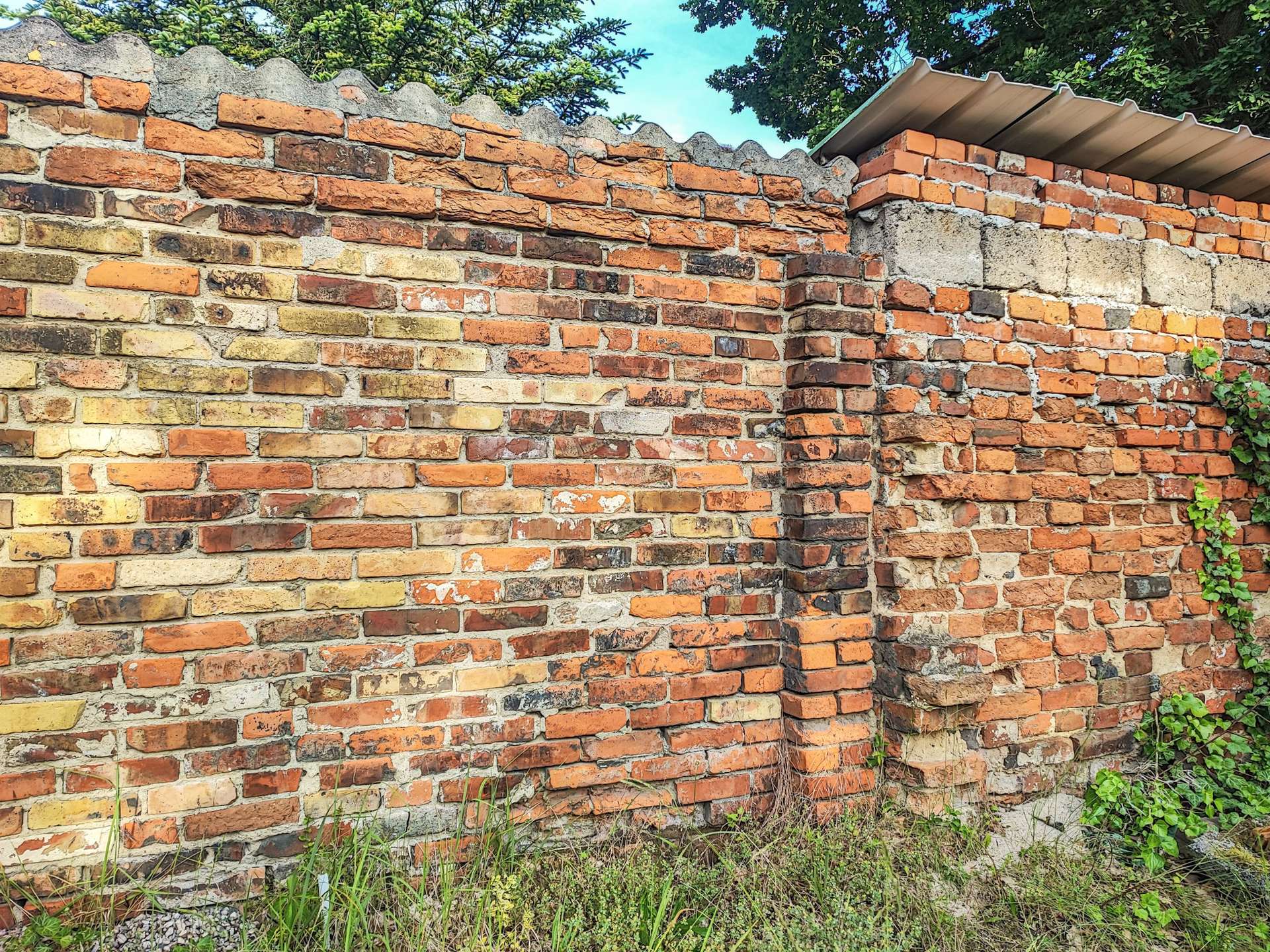 urige Mauer im Garten