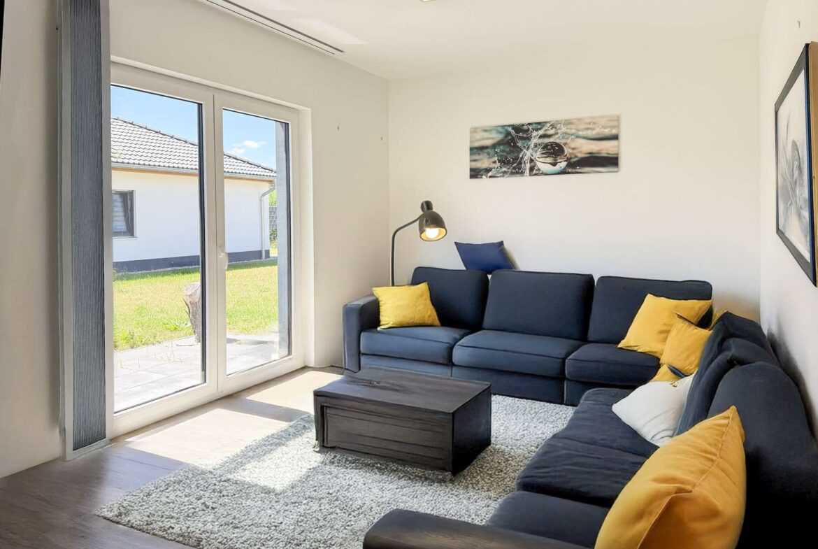 Wohnzimmer mit Zugang zur Terrasse