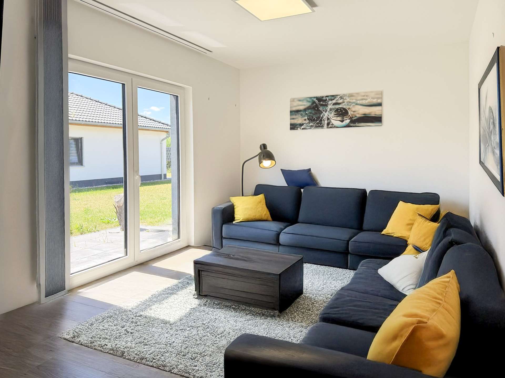 Wohnzimmer mit Zugang zur Terrasse