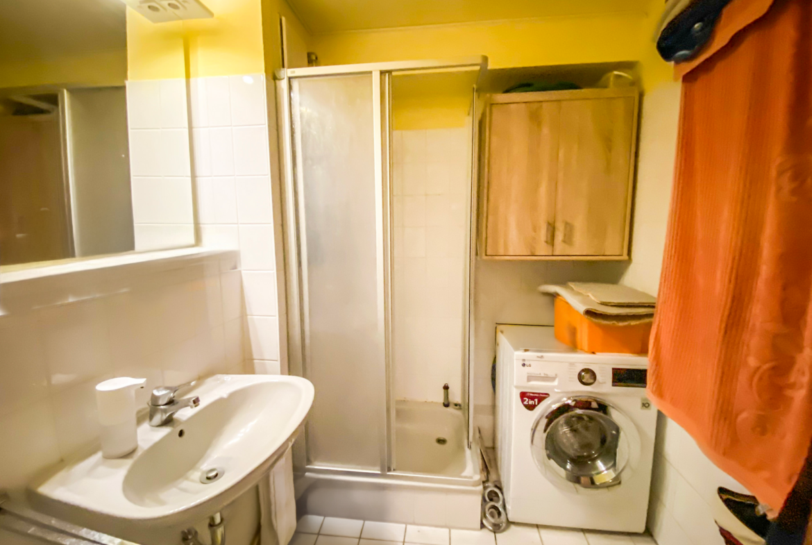 Badezimmer mit Dusche und WM-Anschluss