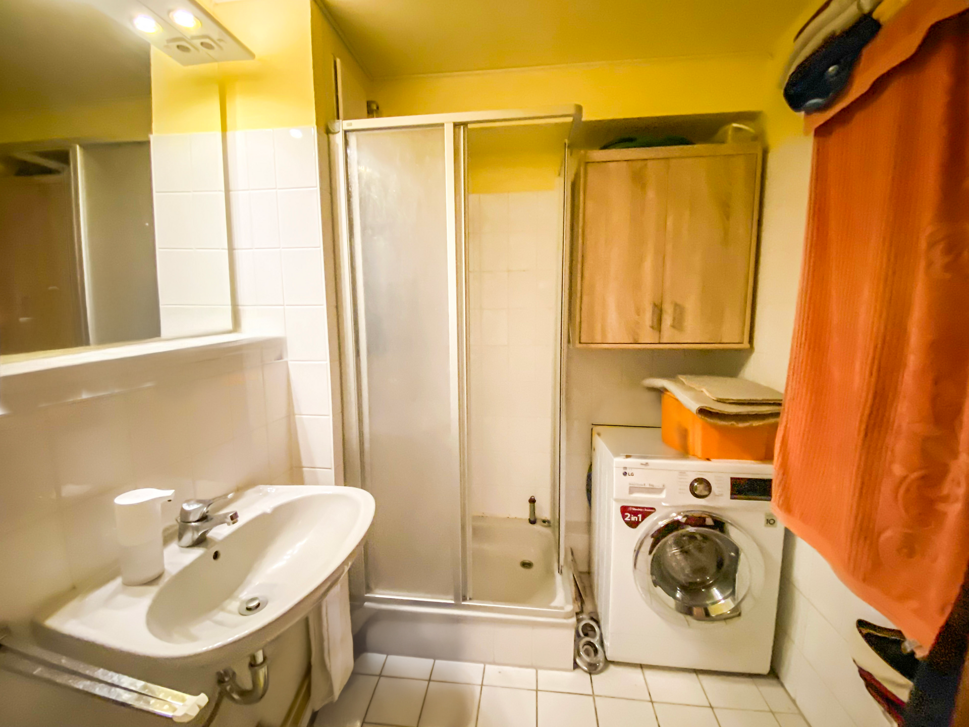 Badezimmer mit Dusche und WM-Anschluss