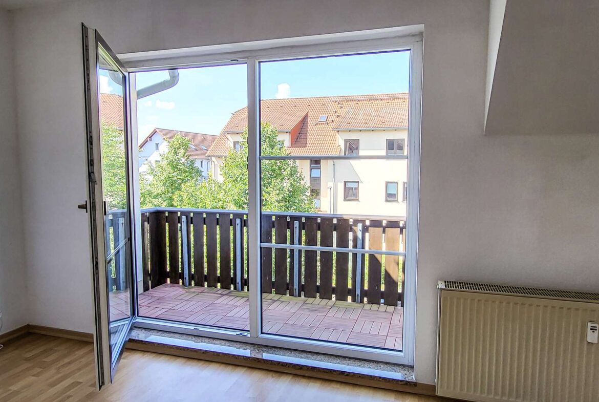 Wohnzimmer mit Zugang zum Balkon