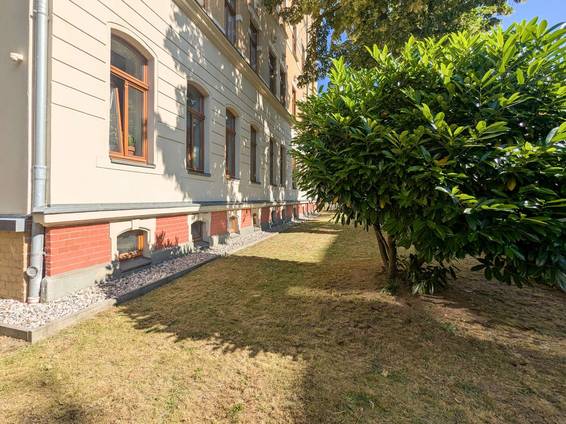 Vor dem Haus