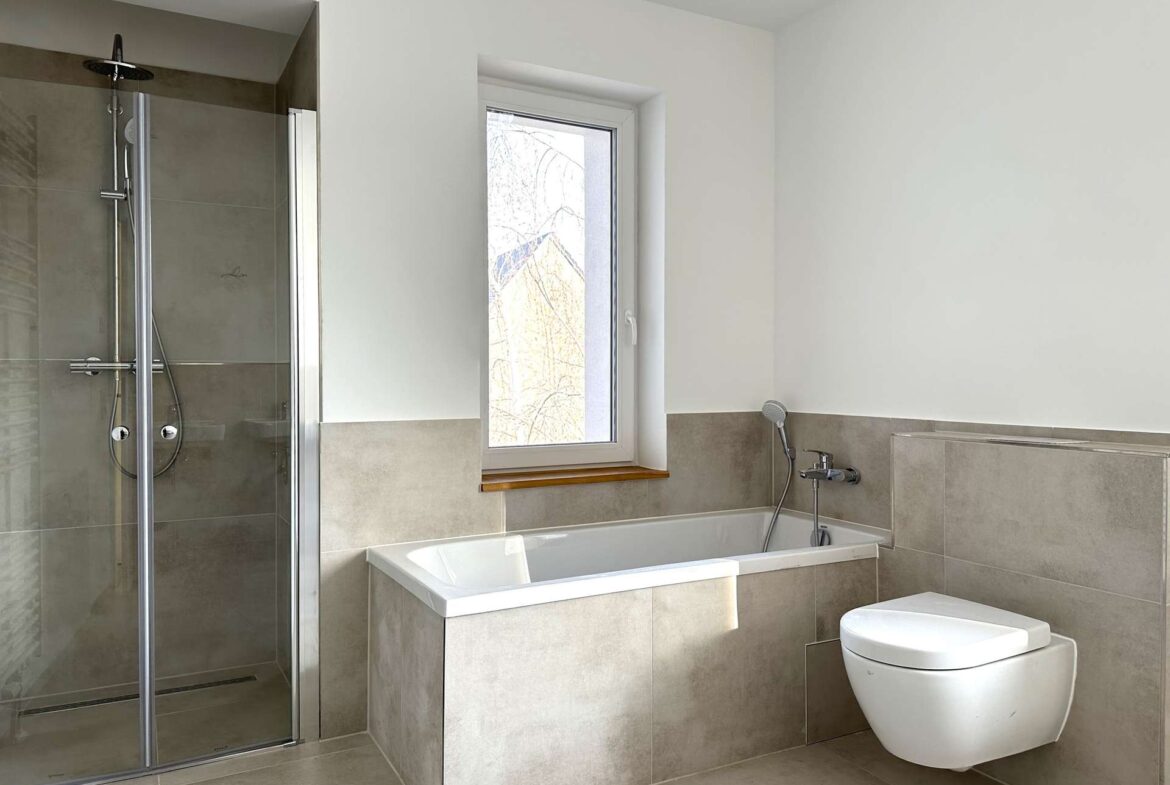 Tageslichtbad mit Badewanne und Dusche Obergeschoss 