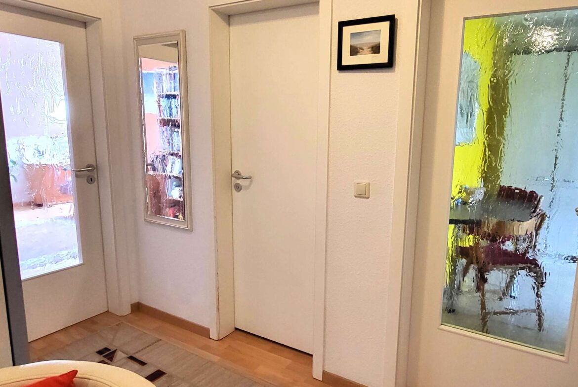 Flur mit Zugang zu Schlafzimmer Bad und Küche