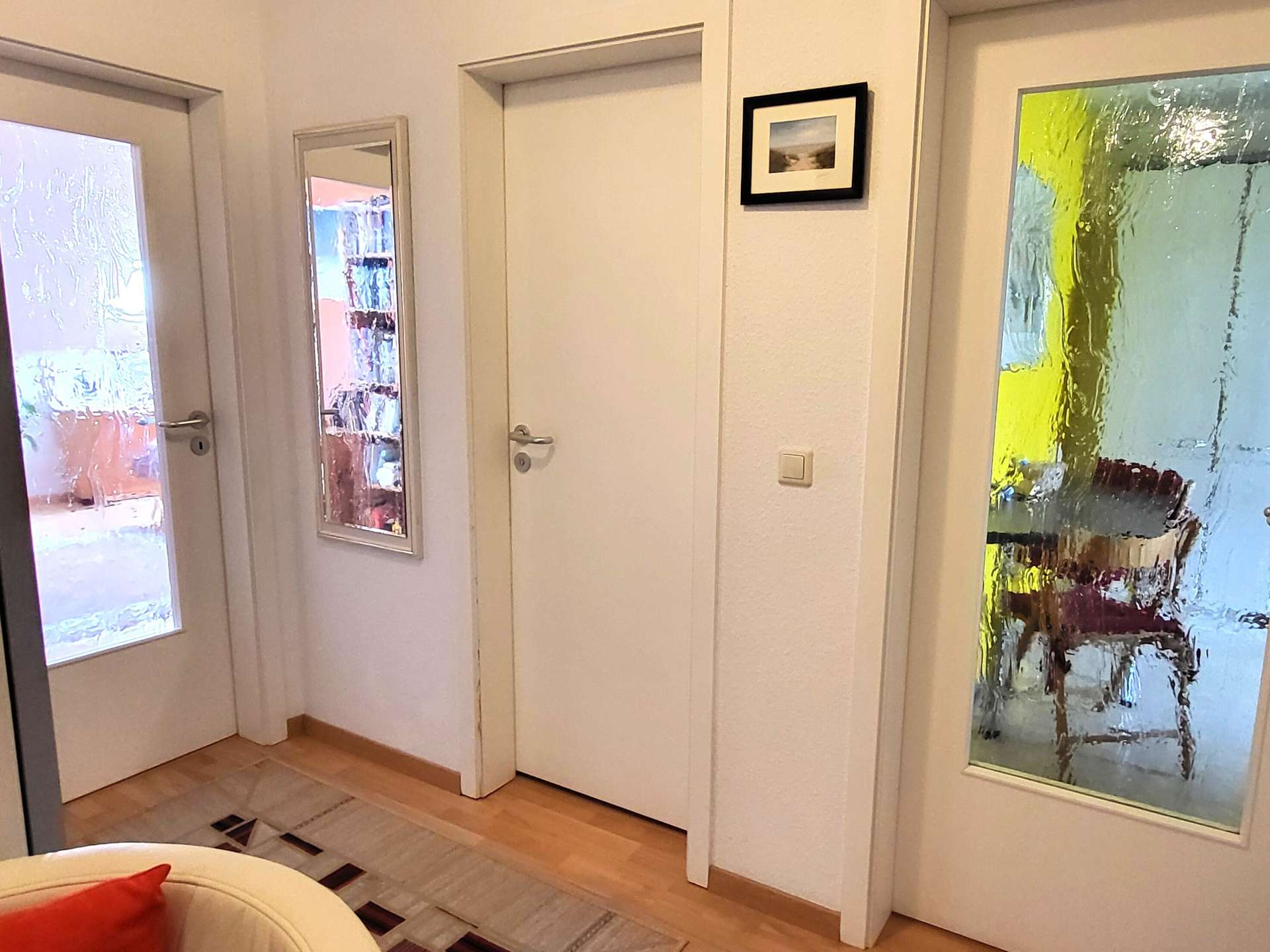 Flur mit Zugang zu Schlafzimmer Bad und Küche