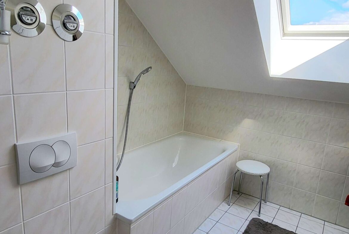 Badezimmer mit Fenster