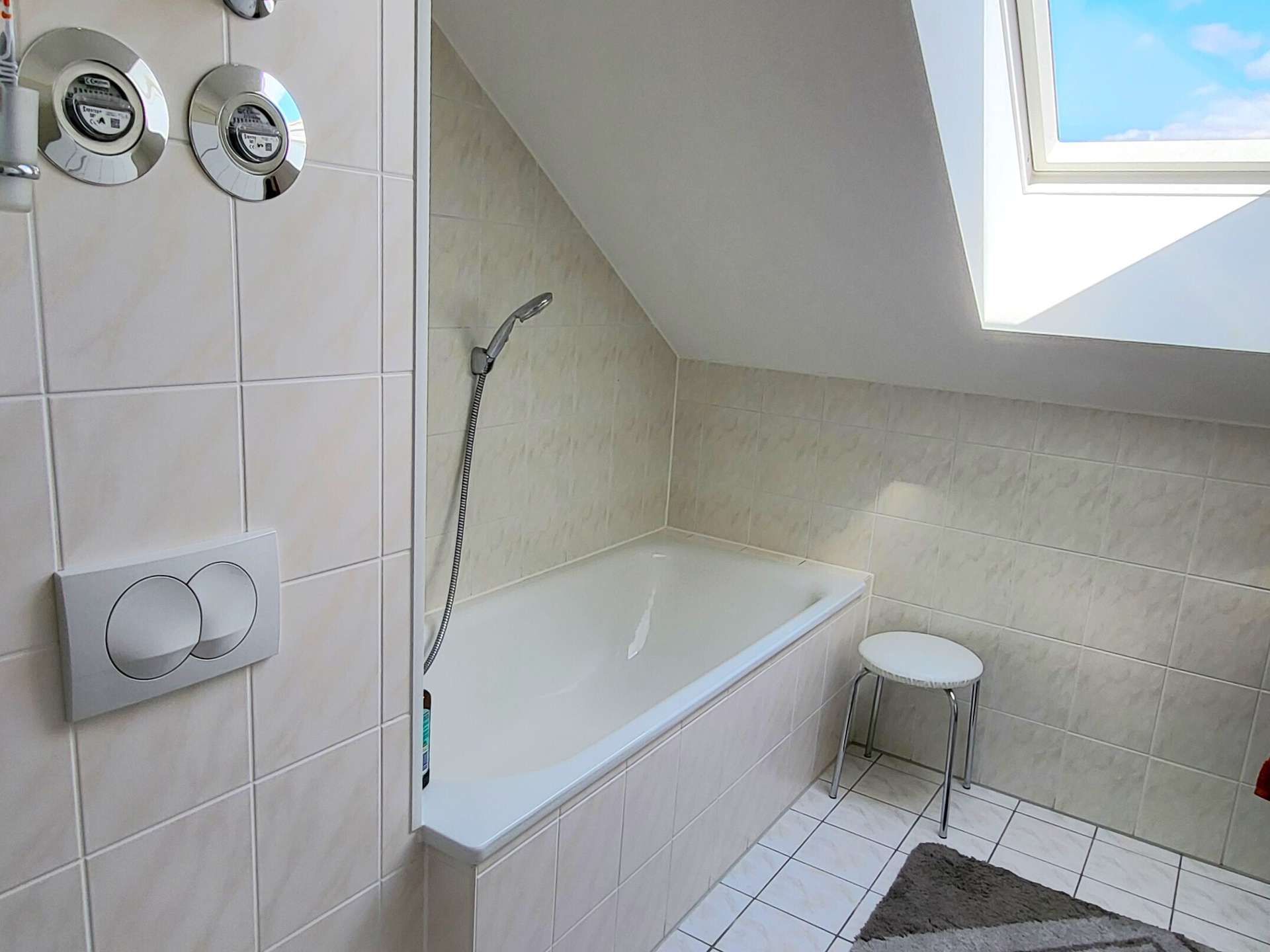 Badezimmer mit Fenster