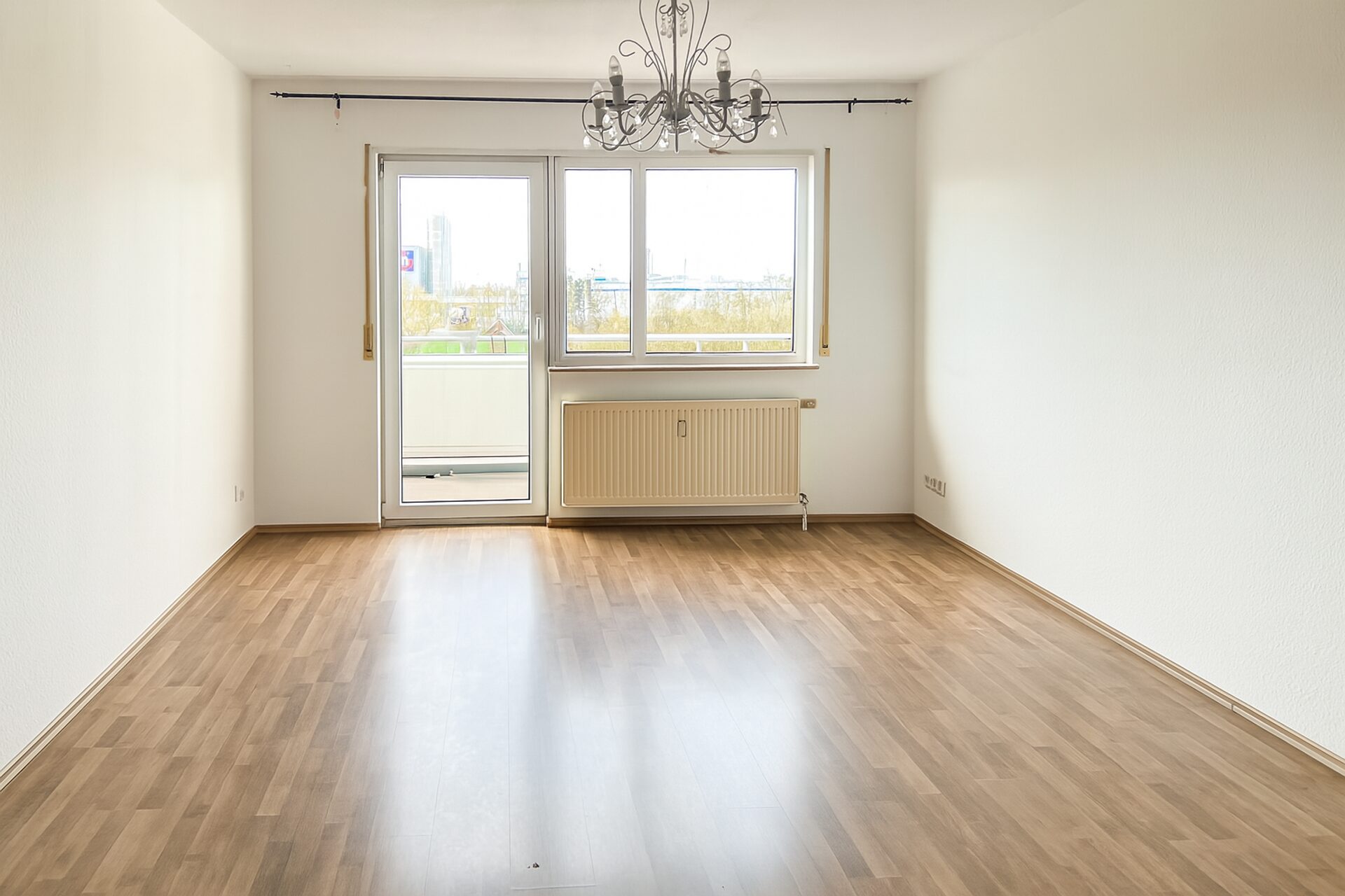 Wohnzimmer mit Balkonzugang