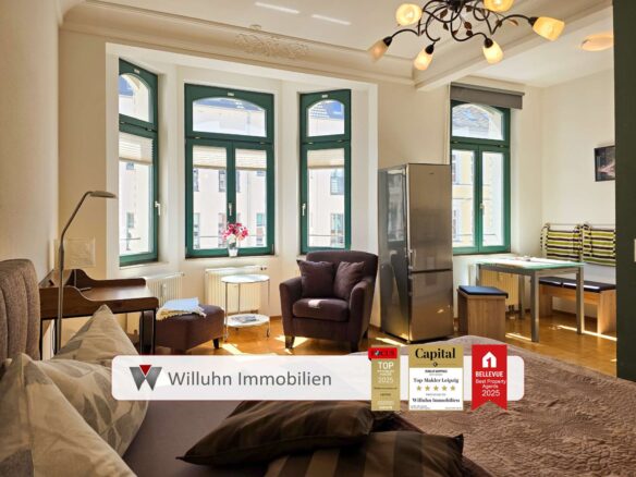 Eine helle, moderne Wohnung mit großen, grün gestrichenen Fenstern, Holzböden und modernen Möbeln. Die Logos und Auszeichnungen von Willuhn Immobilien sind am unteren Bildrand eingeblendet.
