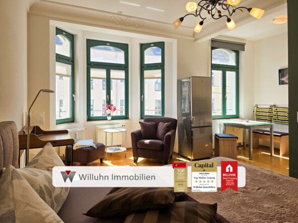 Eine helle, moderne Wohnung mit großen, grün gestrichenen Fenstern, Holzböden und modernen Möbeln. Die Logos und Auszeichnungen von Willuhn Immobilien sind am unteren Bildrand eingeblendet.