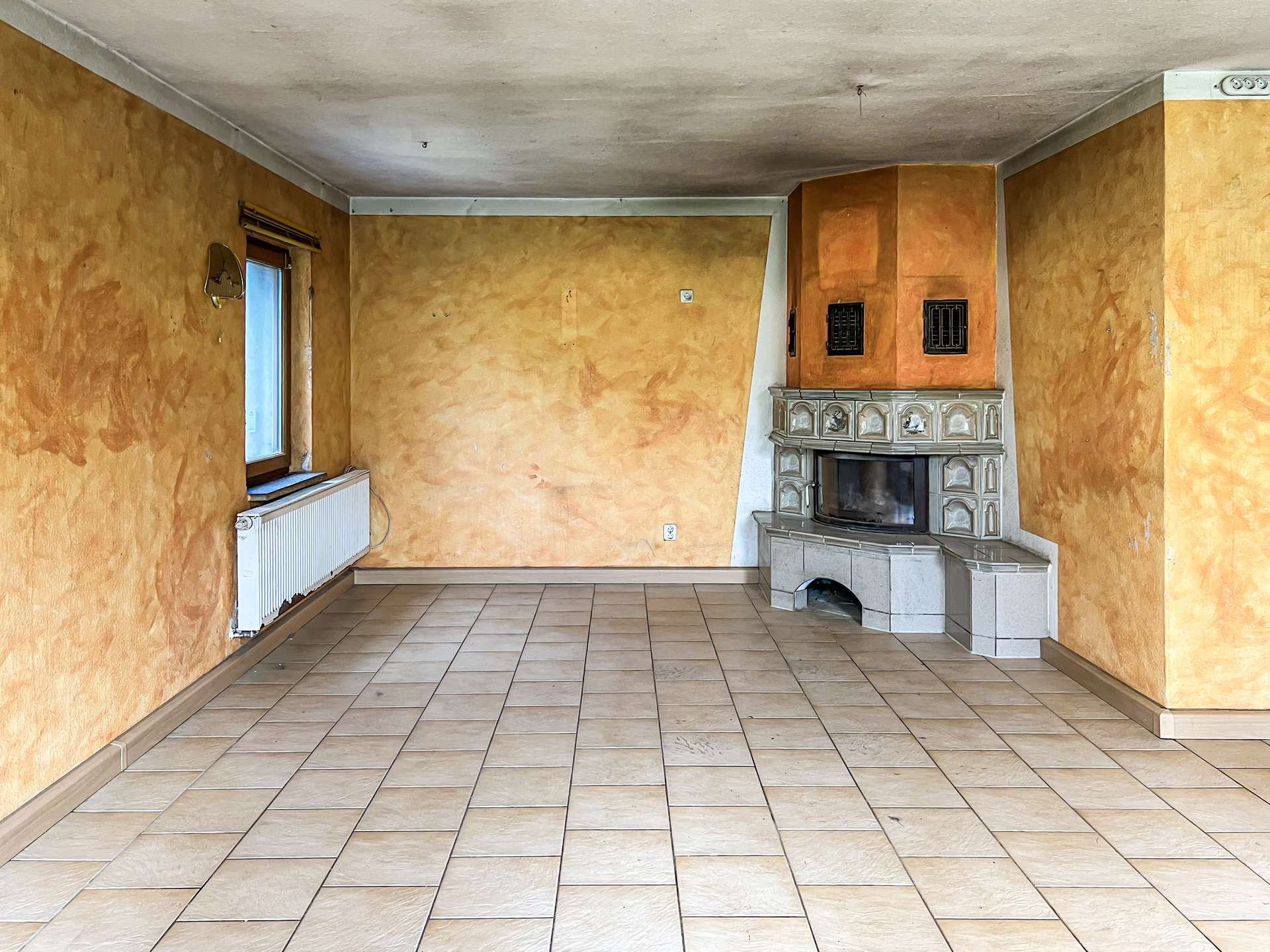 Wohnzimmer mit Kamin