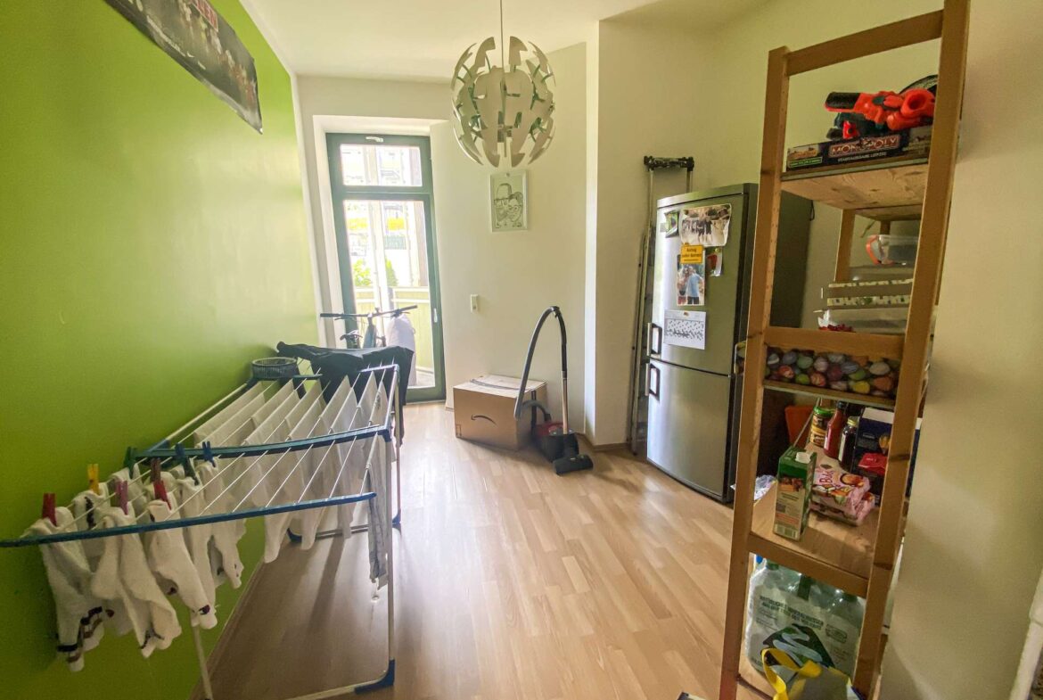 Kinderzimmer o. Büro mit Balkonzugang