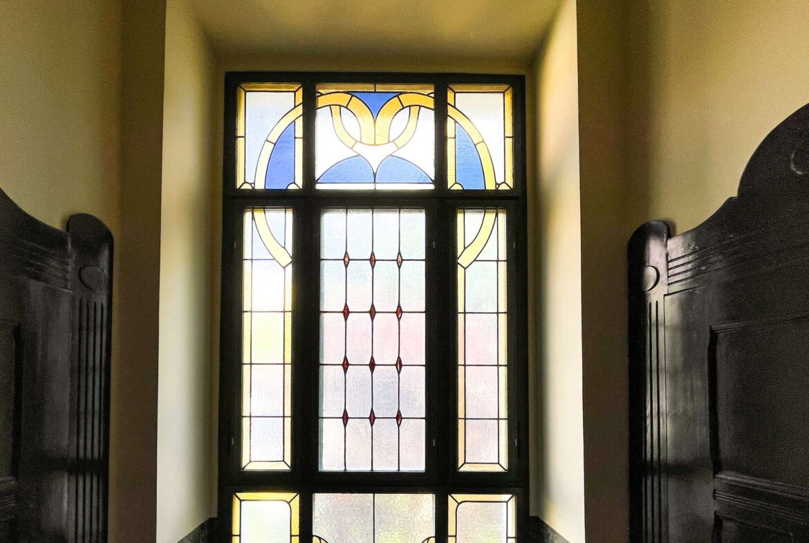 Schmuckvolles Treppenhausfenster